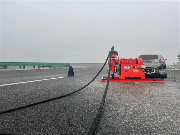 乌尔禾马路路基路面开裂下沉注浆加固灌浆